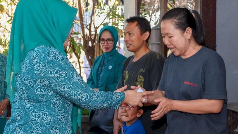 Ketua Tim Penggerak PKK Kabupaten Kepulauan Selayar Hj Andi Dwiyanti Musrifah Basli mengunjungi korban kebakaran Sari Intang, warga Jalan Tien Soeharto Kelurahan Benteng Utara, Kecamatan Benteng. 