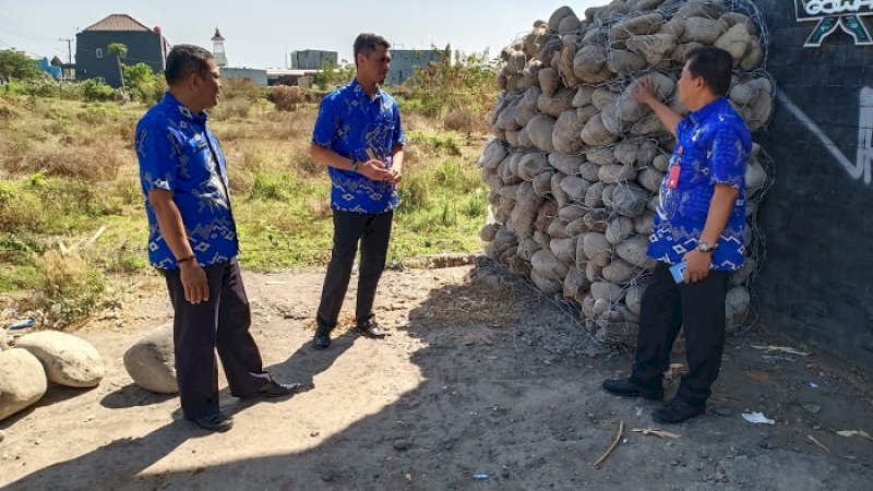 Kadis PU Kabupaten Gowa, Mundoap turun langsung menangani dinding gerbang tugu badik yang ambruk.