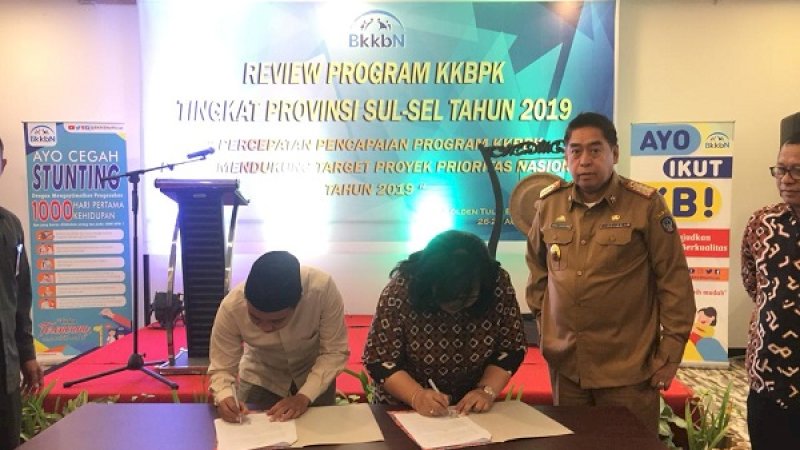 Penandatanganan nota kesepahaman Perhimpunan Remaja Masjid (PRIMA) Dewan Masjid Indonesia (DMI) Sulsel dengan BKKBN Perwakilan Sulsel di Hotel Golden Tulip Makassar, Selasa (27/8/2019).