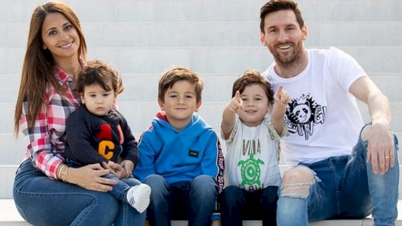 Lionel Messi bersama istri dan anak-anaknya. (Foto: Daily Mail)
