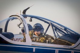 60 Fotonya Beredar, Cantiknya Istri Muda Raja Thailand yang Baru Saja Ultah Ke-67