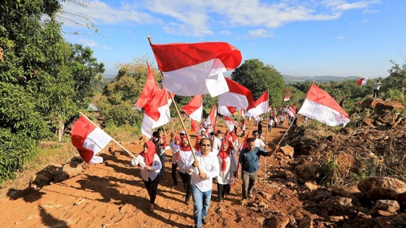 Danny Pomanto mengibarkan merah putih di Moncongloe, Maros, Sabtu (17/8/2019).