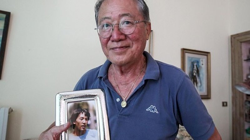 Ayah Ignazio Okamoto memegang fotonya