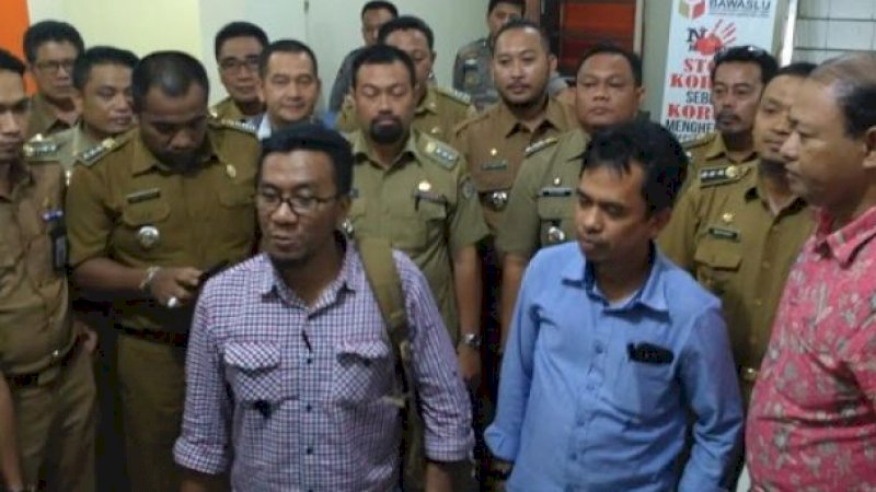 Para camat bersama pengacaranya saat berada di Sentra Gakkumdu Bawaslu Sulsel, pada 22 Februari 2019 lalu. Foto: Dok