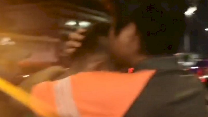 Pengunjung menenangkan rekannya pasca serangan ke klub malam di Meksiko.