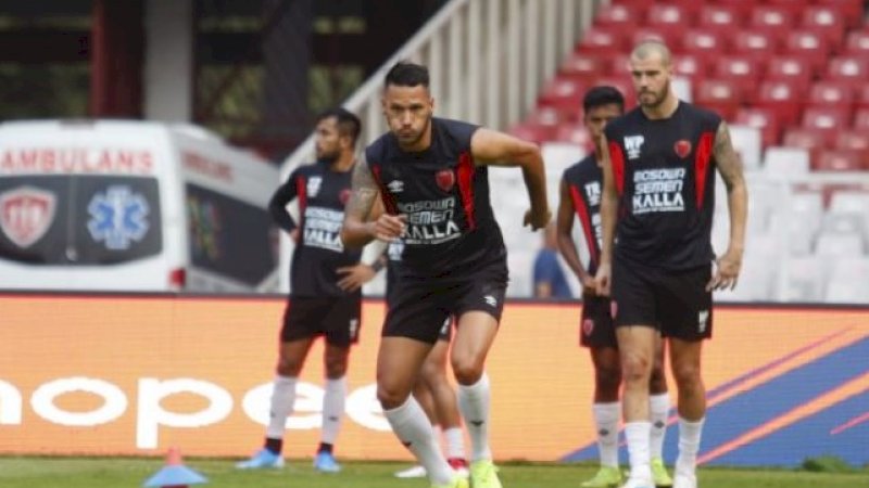 Raphael Maitimo langsung main pada hari yang sama teken kontrak di PSM.