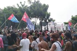 Detik-detik Satu Anggota TNI Tewas Ditikam saat Ricuh di Deiyai Papua