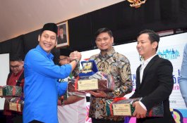 Bupati Gowa Raih Penghargaan Pemimpin Muda Pemersatu Pemuda