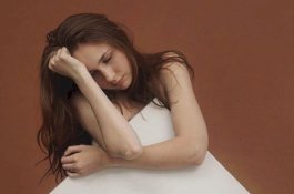 Bukan Kuas, Seniman ini Melukis Dengan Menggunakan Payudara