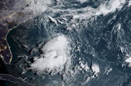 Presiden Trump Usul Hancurkan Badai dengan Bom Atom, Memang Bisa?