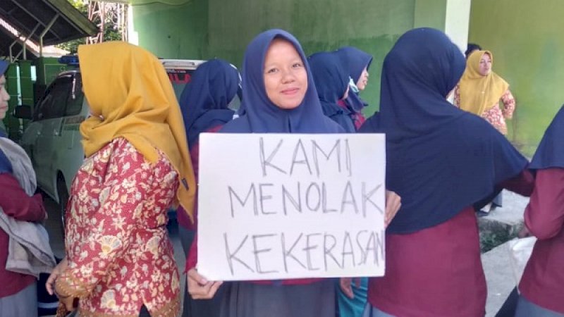 Sejumlah perawat di Sinjai melakukan aksi damai di halaman Puskesmas Mannanti.