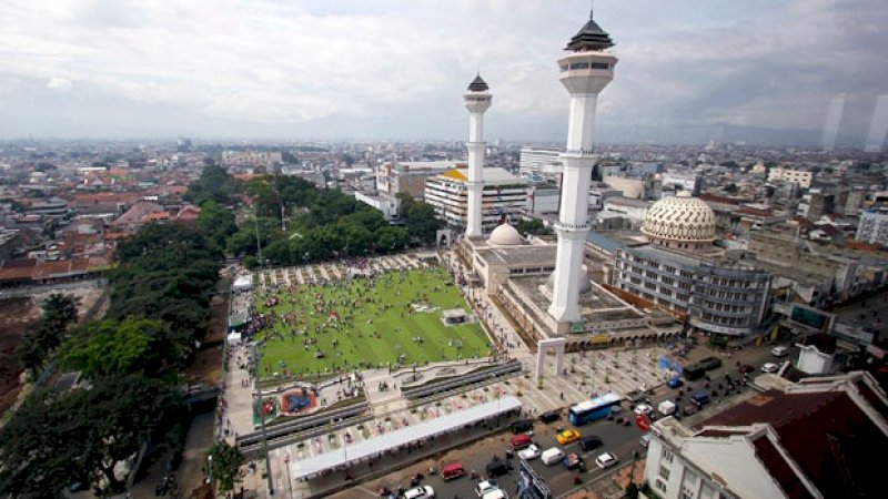 Taman Alun-Alun di Bandung (TEMPO/Aditya Herlambang Putra)