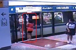 Video Perempuan Berbaju Merah yang Nyaris Gepeng Terjepit Pintu MRT