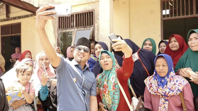 Bupati Penajam Paser Utara, Abdul Gafur Mas'ud swafoto bersama warga.