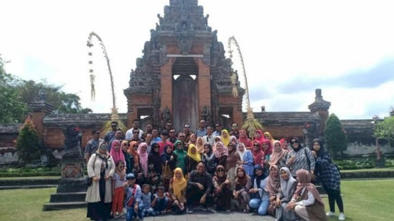 Rombongan TPAD Bulukumba berfoto di salah candi dalam kunjungan ke Bali.