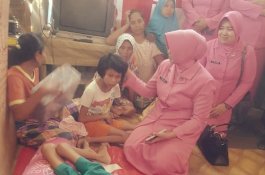 Di Gubuk Reyot, Bhayangkari Polres Jeneponto Bantu Dua Bersaudara Pengidap Epilepsi