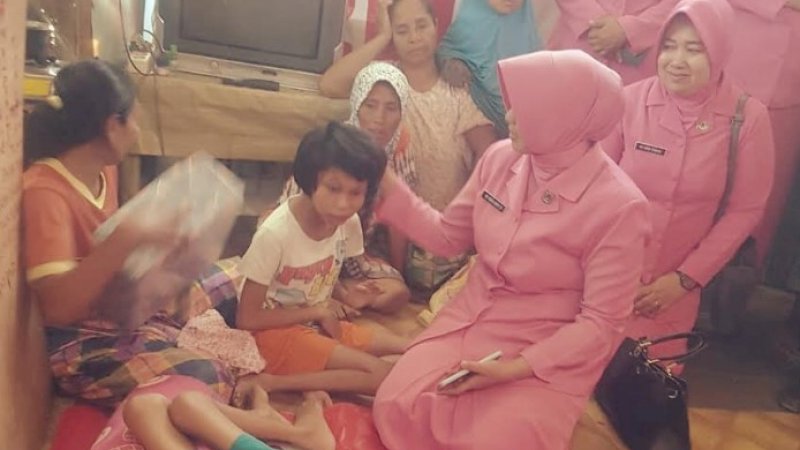 Ketua Bhayangkari Cabang Jeneponto, Vera Hery Susanto bersama stafnya mengunjungi dua orang anak yang menderita penyakit epilepsi.