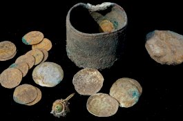 Adam Mendadak Jadi Miliarder Setelah Temukan Harta Karun di Sawah