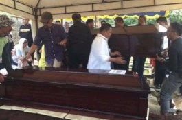 Diiringi Isak Tangis, Ayah dan Anak yang Dibunuh Aulia Dikubur di Satu Liang