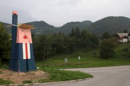 Patung Kayu 'Donald Trump' Berdiri di Negara Asal Melania Trump