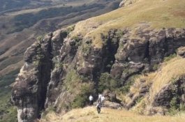 Bayi 1 Tahun Ditemukan Menangis di Tengah Mayat Anggota Keluarganya di Tebing