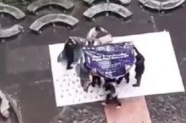 Viral, Panitia Ospek Payungi Mahasiswa Baru yang Kehujanan saat Salat