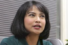 Vanessa Angel Tampil Seksi Duduk di Atas Meja, Ngaku Habis 