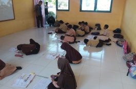 Miris, Pelajar SD di Pinrang Belajar Melantai