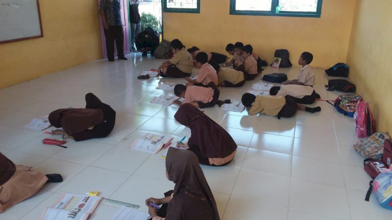 Miris, Pelajar SD di Pinrang Belajar Melantai