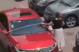 Saking Hati-hatinya Parkir, Wanita Ini Dapat Pujian Usai Bawa Meteran Ukur