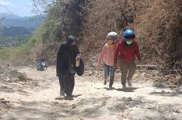 Warga Kampung di Pangkep Curhat, 74 tahun Tak Nikmati Jalan Bagus