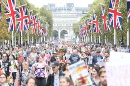 Ribuan Warga Inggris Turun ke Jalan Memprotes Pembekuan Parlemen