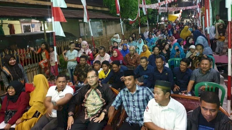 Mohammad Ramdhan Pomanto disambut antusias warga saat menghadiri pesta rakyat di Jalan Muh Yamin, Kelurahan Bara-baraya Utara, Kecamatan Makassar, Sabtu malam (31/8/2019).