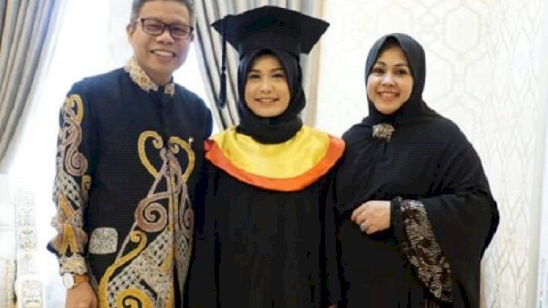 Eta Lestari Taufan (tengah), putri pasangan Taufan Pawe dan Erna Rasyid Taufan.