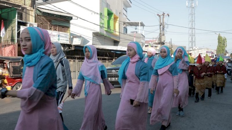 Madrasah DDI Galesong Baru Makassar, Sulawesi Selatan memeriahkan tahun baru Islam 1441 hijriah dengan karnaval, Minggu (1/9/2019). 
