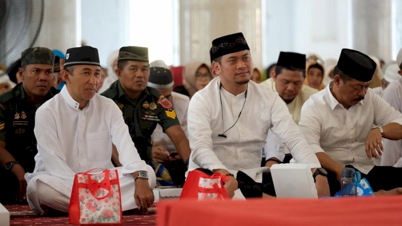 Bupati Gowa, Adnan Purichta Ichsan diapit Wabup dan Sekda Gowa.