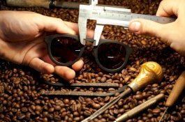 Ramah Lingkungan, Kacamata Hitam ini Terbuat Dari Ampas Kopi