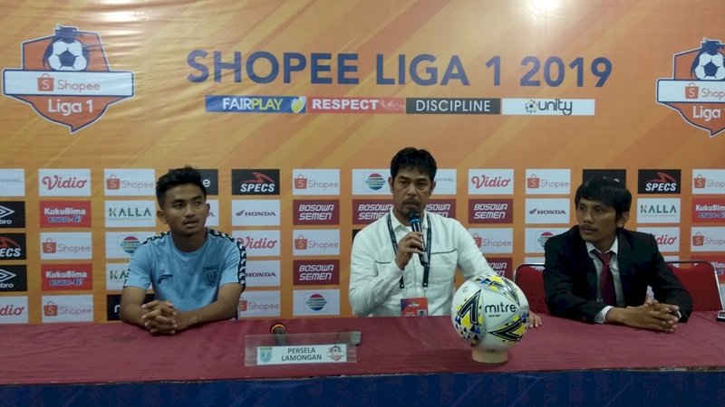 Pelatih Persela Lamongan, Nilmaizar (tengah).