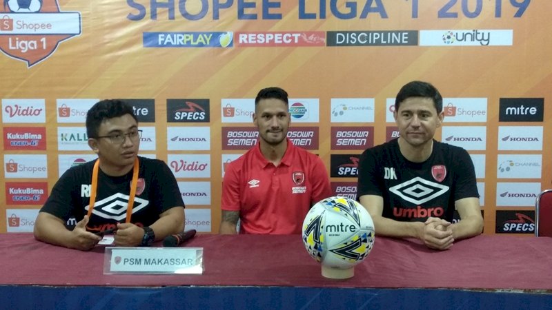 Pelatih PSM Makassar, Darije Kalezic (kanan).