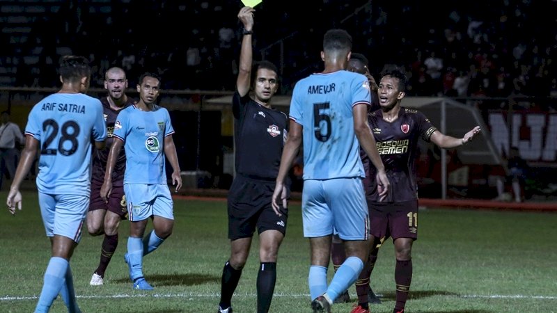 Darije Sebut Alex Dapat Kartu Merah Karena Frustasi Tak Sentuh Bola 20 Menit