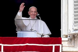 Paus Fransiskus Diselamatkan Setelah Terjebak 25 Menit Dalam Lift