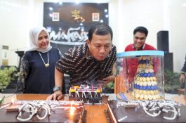 Tepat Pukul 00.00, Iqbal Suhaeb Tiup Lilin di Baruga Anging Mamiri