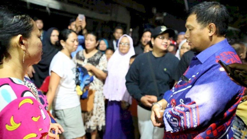 Penjabat Wali Kota Makassar, Iqbal Suhaeb mengunjungi lokasi kebakaran di Ablam, Minggu malam (1/9/2019).