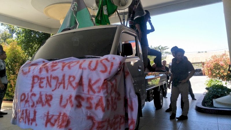 Fraksi Revolusi Keadilan (FRK) menggelar unjuk rasa di tiga tempat, Senin (2/9/2019). Mereka mengungkap adanya warga asing yang mengelola tempat wisata di Jeneponto.