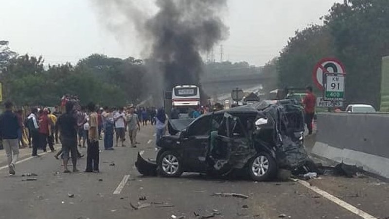 Kecelakaan beruntun di Tol Cipularang, Senin (2/8/2019).