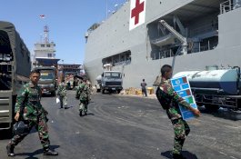 KRI dr Soeharso Singgah di Makassar, Angkut Bantuan Logistik ke Papua
