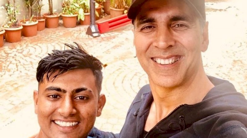 Seorang penggemar bernama Parbat berjalan sejauh 900 kilometer selama 18 hari demi bertemu aktor Akshay Kumar. (Foto: Instagram)