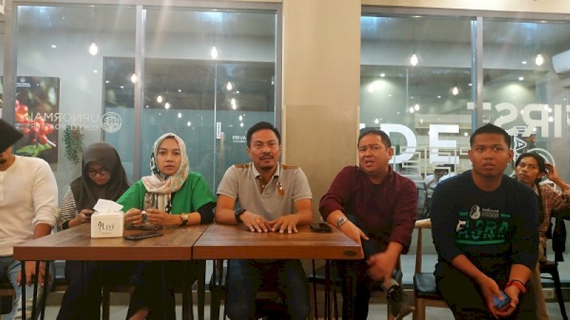 Konferensi pers PT Festival Delapan di Warunk Upnormal, Jalan Botolempangan, Makassar, Senin (2/9/2019).