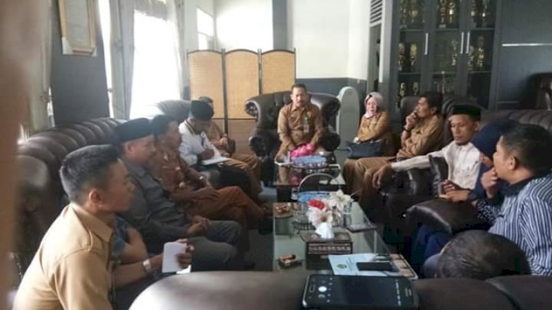 Suasana rapat persiapan launching Desa Kahayya sebagai pilot project Kampung Zakat.