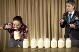 Rekor Dunia, Wanita Ini Habiskan 3,5 Toples Mayones dalam Waktu 3 Menit